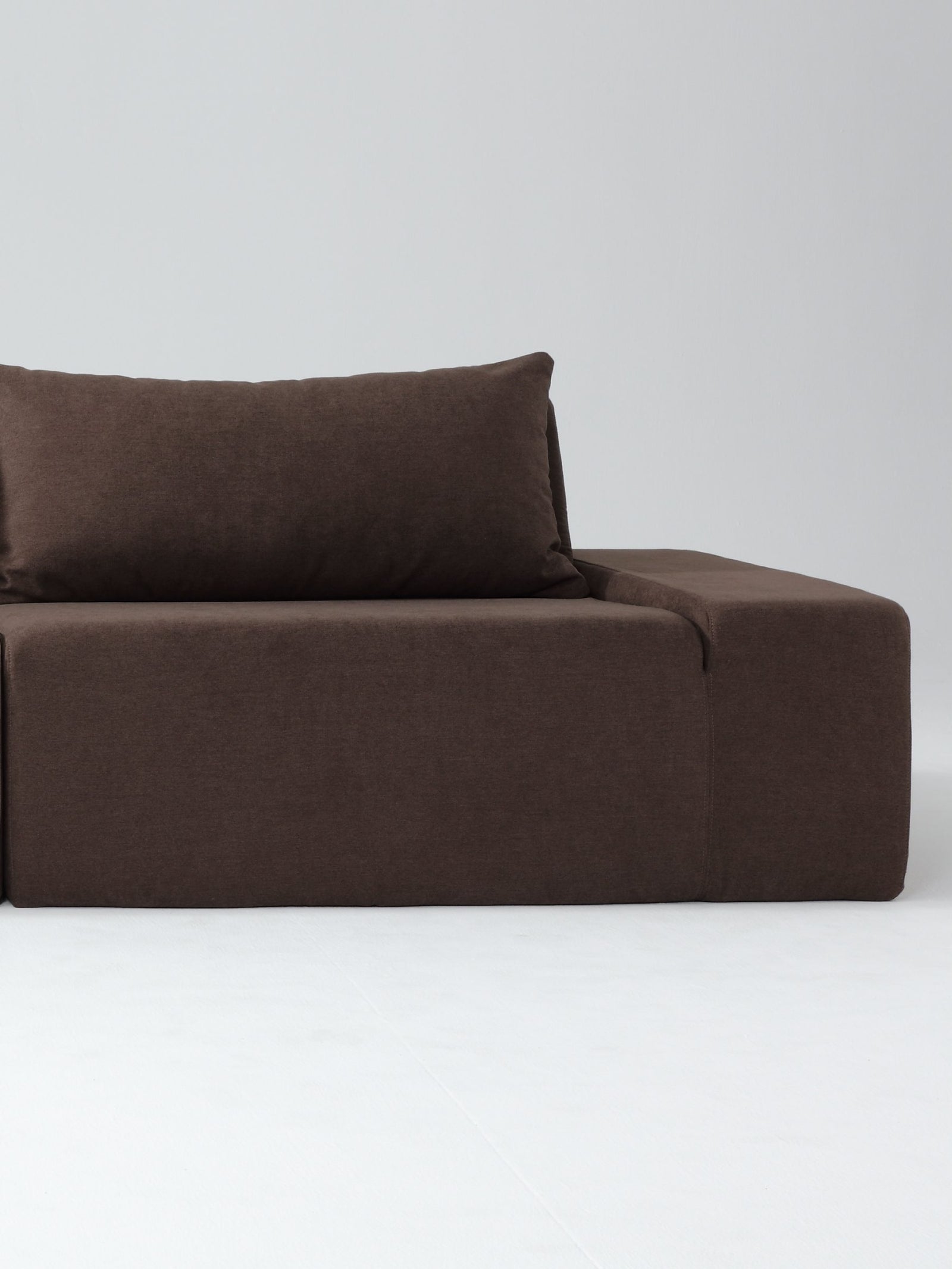 ①ソファ　 macomoco Marcola Mocha Brown Woven Cocktail Ottoman | Rooms to Go